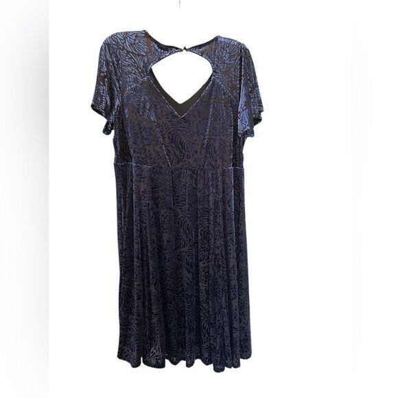 Torrid NAVY Blue Purple Print Velvet V-Neck Short Sleeve keyhole Dress Size 1X - Picture 2 of 12